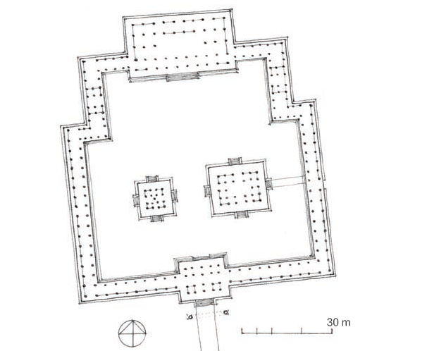 法隆寺 Horyu-ji
回廊足够宽，给两个人足够的呼吸空间。该区域的东翼有一个额外的海湾来容纳金色大厅的宽度。这在结构的垂直性和形式的一般水平性之间创造了动态平衡。在金色的大厅里是释迦牟尼佛的三位一体和两个参加仪式的菩萨，这是由著名的雕刻家Kuratsukuri no Tori在公元623年为纪念Shotoku王子的去世而制作的。公元650年左右，雕刻家山口no Atai Oguchi创作了四天王。 