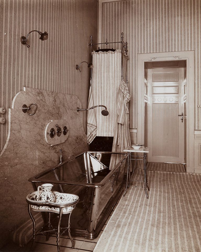 建筑师阿道夫·卢斯称赞奥托·瓦格纳在科斯特雷加斯公寓里的发明是一间“带浴缸的卧室”。这个房间和它的透明玻璃浴缸在1900年的巴黎世界博览会上展出
面对如此情况，如果要选择的话，那我宁可选择去瓦格纳的工作室学习制造精良的……卫生设施。