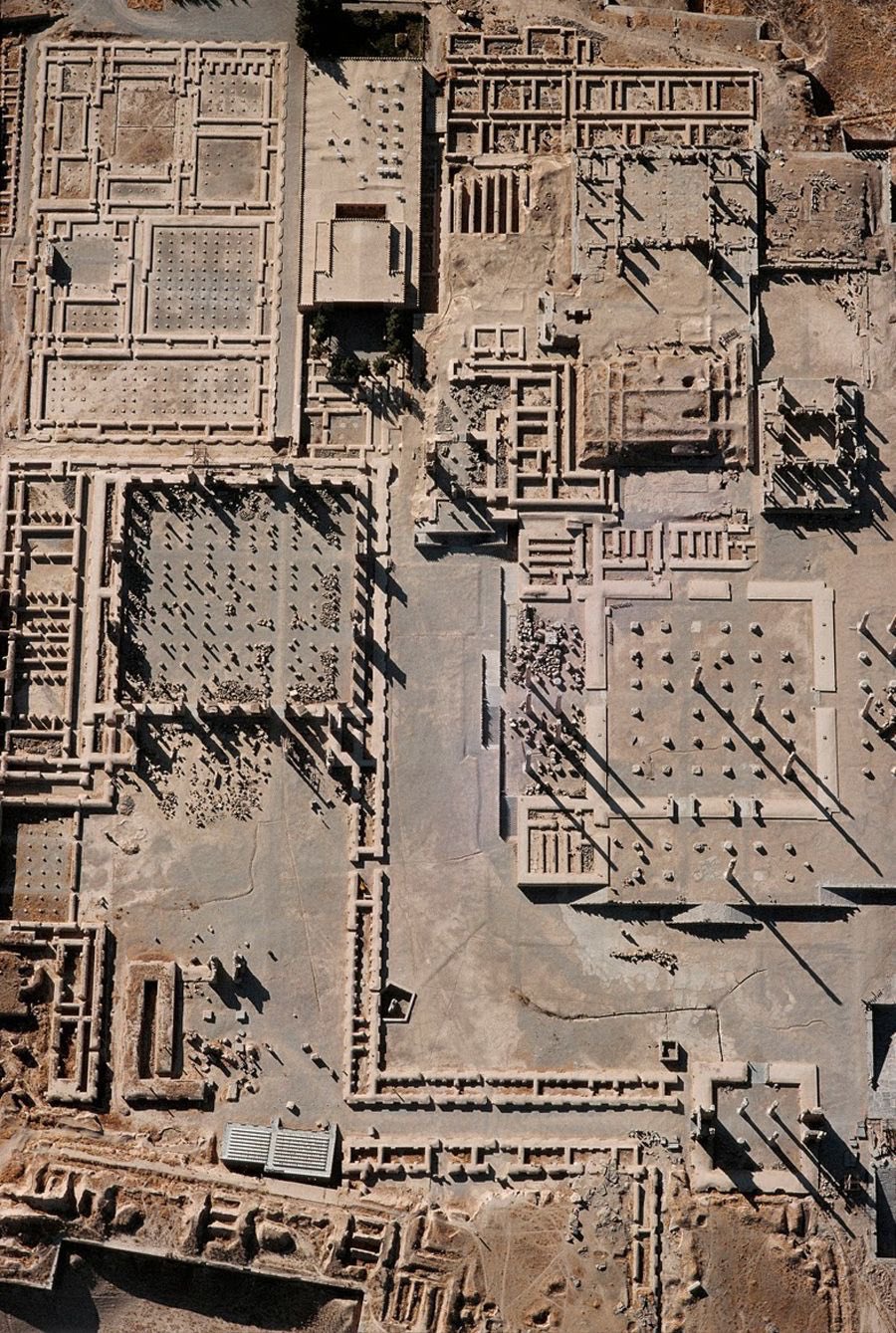 公元前546年，居鲁士Cyrus建立了帕萨加代Pasargadae作为他的首都，把它作为商队向北穿越大盐沙漠路线的起点之一。这座城市的行政核心以其宽敞而著称;宫殿、观众厅、祭坛和亭台楼阁彼此相距遥远，但却与树木、水道和花园融为一体，构成了一个公园般的环境。埃及人和巴比伦人有宫殿花园，但如此广阔的宫殿、花园和果园的景观是相当新颖的。这也是一个神圣的景观，因为在北面有一个神圣的围墙，由一个带围墙的区域和一系列支持开放祭坛的平台组成。很久以后，波斯花园成为伊斯兰花园的原型。居鲁士大帝的陵墓位于离帕萨加代不远的地方。它的地窖有6米高，坐落在一个6级台阶基座上，基座长13.5米，宽12.2米。整个13米高的大厦是由白色石灰石建成的。五块巨大的倾斜的石头构成了屋顶。纪念碑大胆地坐落在风景之中，是一座优雅的坟墓和圣所的结合。这座建筑让人想起类似的希腊爱奥尼亚墓群，不过规模要小一些。它可能被一个院子围了起来。