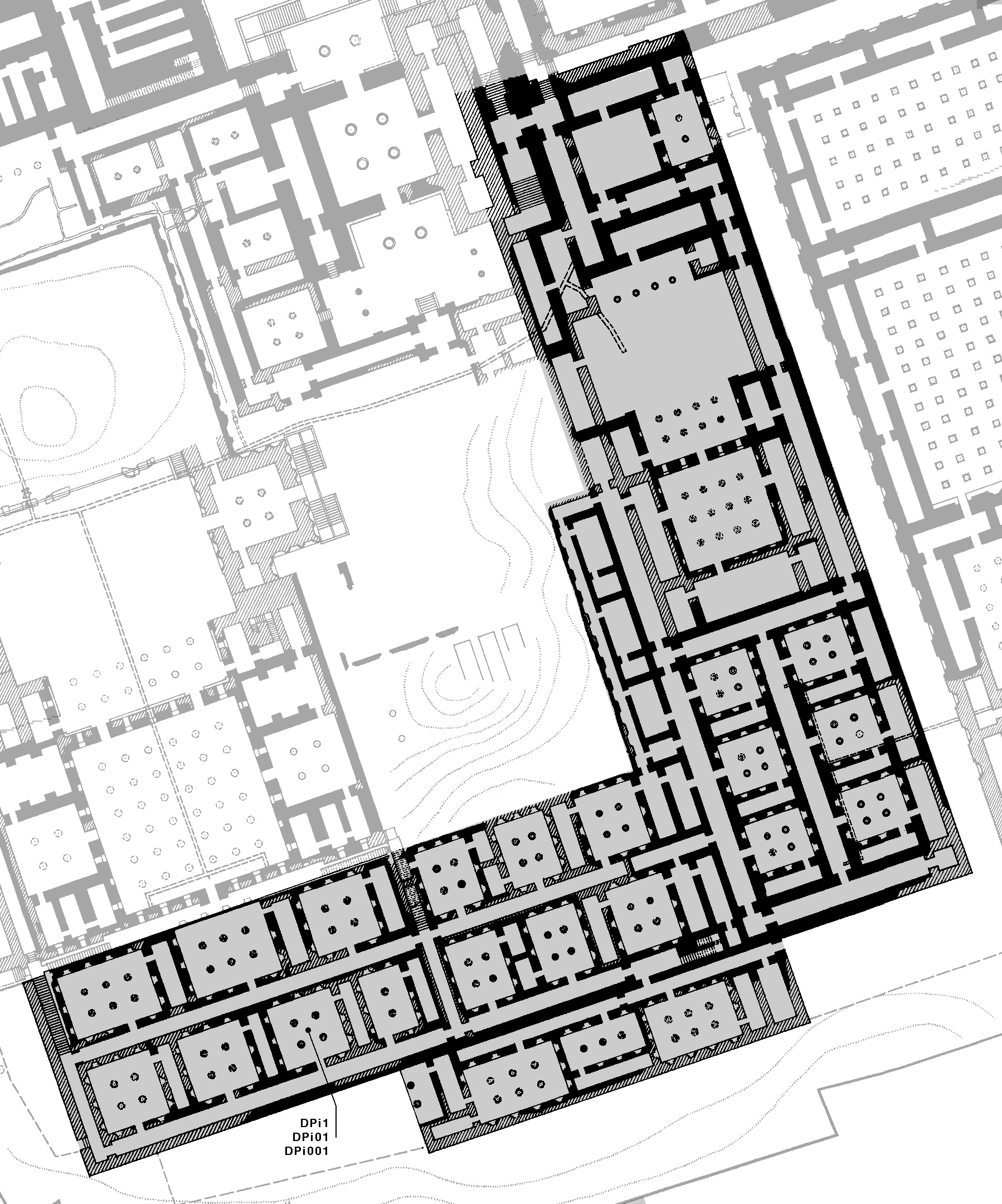 皇家贵妇居住的后宫被建造成L形。主翼为南北向；西翼从主翼的南部向西延伸。

主翼的核心是一个巨大的中央圆柱大厅，有一个门廊面向北边的一个宽敞的庭院。大厅有四个门道，门框上装饰着浮雕。在南门的门框上描绘了薛西斯进入大厅。他身后跟着两个随从；一个拿着苍蝇打蛋器，另一个在国王头上举着阳伞。在东门口的门柱上有一个浮雕，显示薛西斯正在与一个狮头怪物战斗。西边门口的浮雕显示国王正与一头狮子搏斗。女王的住所并不为人所知，但这个令人印象深刻的中央部分可能是为她和她的随从保留的。

在圆柱形大厅的南面，主翼包含六个排成两排的公寓。每个公寓由一个大的有柱子的房间和一个或有时两个小房间组成。西翼有另外16间公寓，布局相似。

除了从议会大厅到后宫主翼北部的通道外，还有两个楼梯连接着西翼和薛西斯宫。还有两个通往庭院或封闭式花园的出口。西翼东端的第三个出口可能通向一个开放区域，也可能通向一个边界已被破坏的封闭区域。

赫茨菲尔德挖掘并修复了后宫的主翼。建筑的很大一部分，除了作为探险人员的生活区之外，还被改造成工作室，在这里进行物品的清洁、标记和修复。最后，后宫的正面被修复并建成博物馆，以展示在波斯波利斯发现的一些物品。